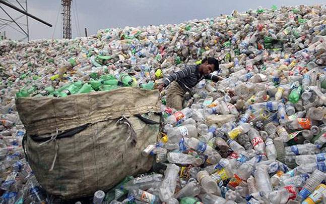 प्लास्टिक के विरुद्ध जंग ज़रूरी। फोटो स्त्रोत-humsamvet.in